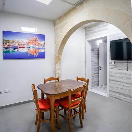 Spacious Two-bedroom Maisonette Located In Valletta 公寓 *