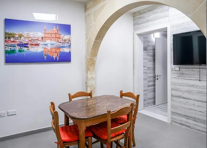 Spacious Two-bedroom Maisonette Located In Valletta Apartment *